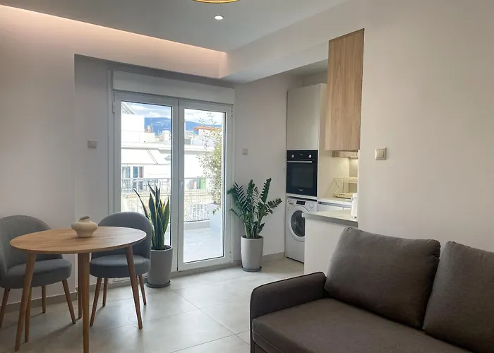 Modern With Large Private Balcony And Free Parking
